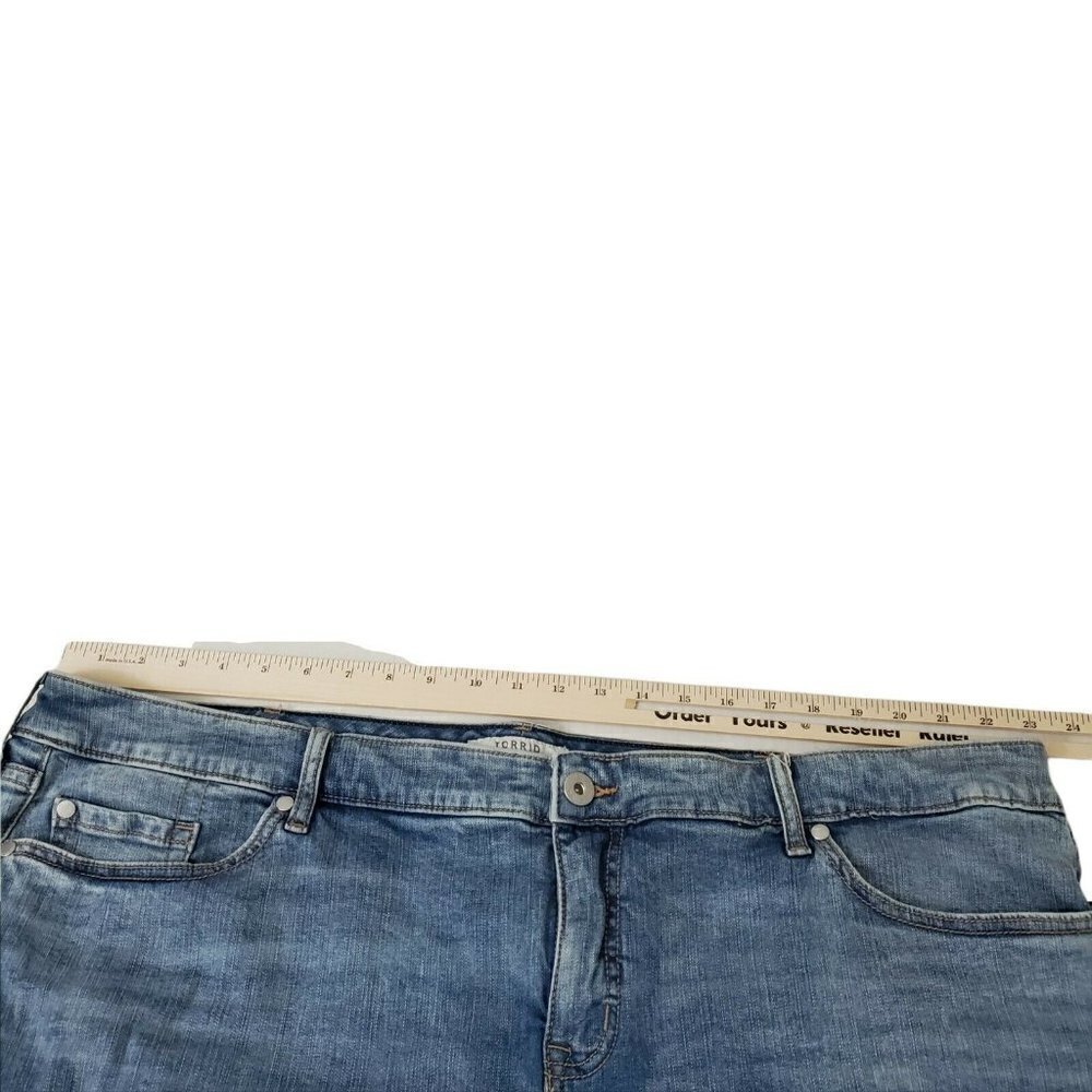 Torrid Boyfriend Bermuda Shorts 10" Vintage Stretch Low Rise Medium Wash NWT - Picture 7 of 9